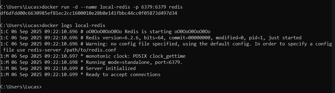 Print screen da tela do Prompt de comandos exibindo a execução do Redis no Docker